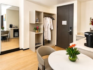Junior Executive Suite | Camas Tempur-Pedic y caja de seguridad en la habitación