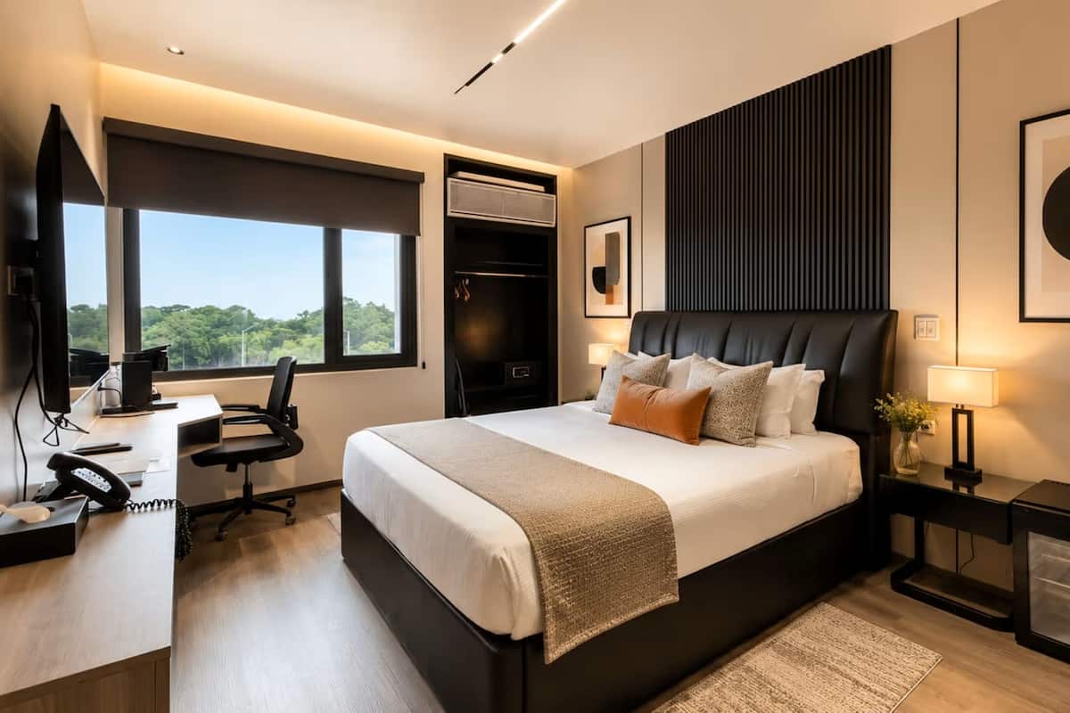 Deluxe Queen Room | Tempur-Pedic beds, in-room safe, blackout drapes, soundproofing