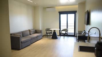 Superior Suite Two Bedroom Queen | Area keluarga | Televisi layar datar 50-inci dengan saluran TV digital