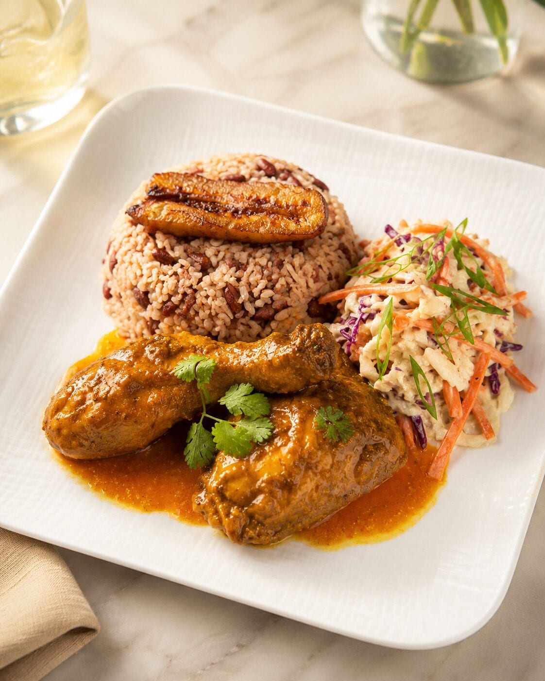 Une assiette de riz, un plat de viande et une salade en accompagnement.