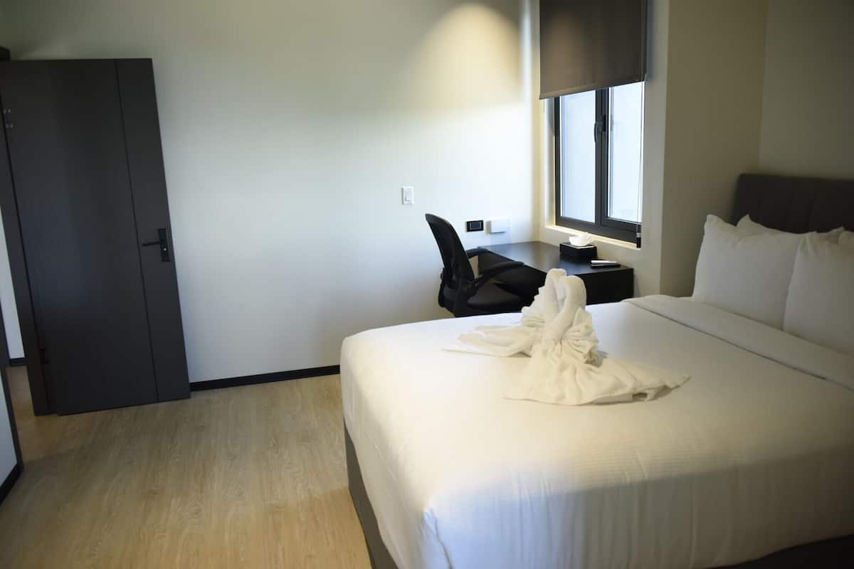 Superior 1 Bedroom Suite | Tempur Pedic-bedden, een kluis op de kamer, verduisterende gordijnen