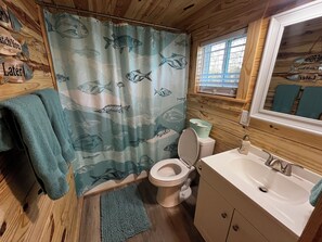Regadera, toallas, papel de baño