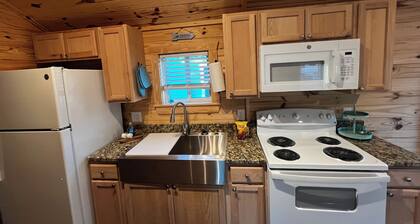 Cozy pet friendly 2-bedroom cabin in tranquil Steinhatchee