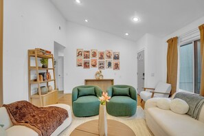 Una Smart TV, una chimenea, un futbolín, una mesa de tenis de mesa