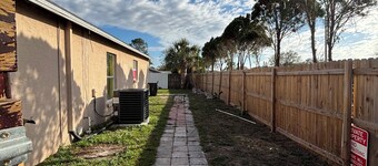 Charming 2-bedroom house with WiFi, AC in serene New Port Richey