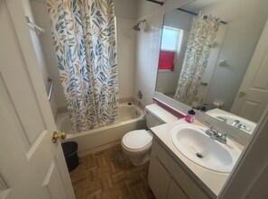 Een haardroger, handdoeken, toiletpapier