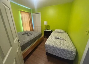 2 slaapkamers, een strijkplank/strijkijzer, wifi, beddengoed