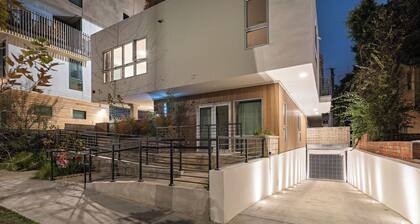 Charming 3-bedroom condo with AC and WiFi in lovely West Hollywood