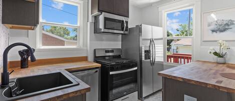 Refrigerador, microondas, horno y parrilla de estufa