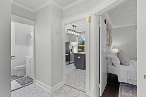 Sèche-cheveux, serviettes fournies, papier toilette