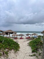 海灘、白沙、3 間海灘酒吧