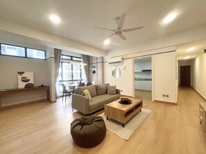 TV - Chic 2-bedroom apartment with AC, WiFi in vibrant Kuala Lumpur (Kuala Lumpur)