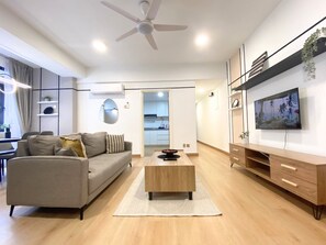 TV - Chic 2-bedroom apartment with AC, WiFi in vibrant Kuala Lumpur (Kuala Lumpur)