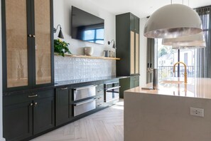 冷蔵庫、電子レンジ、オーブン、コンロ