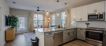 Ultimate Retreat |2BR Sleeps 6|Gym|Min to Downtown