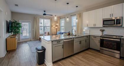 Ultimate Retreat |2BR Sleeps 6|Gym|Min to Downtown