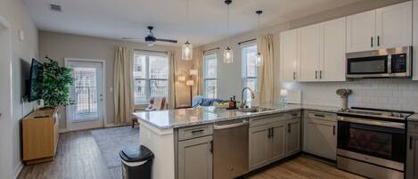 Jääkaappi, mikroaaltouuni, uuni, liesi