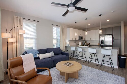 Brand new apartment, 10 minutes from Downtown w/Pool|Wi-Fi|Publix|Free Parking