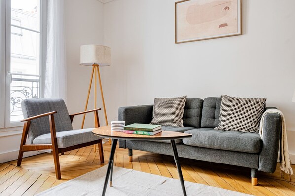 TV, stereo - Blueground | Trocadero, w/d & elevator, nr Arc (Paris)