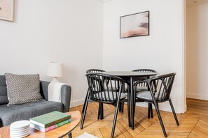 Dining - Blueground | Trocadero, w/d & elevator, nr Arc (Paris)