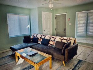 TV - Large One-Bedroom Adobe Near Downtown (Albuquerque)