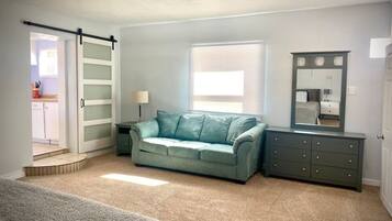 Escritorio, tabla de planchar con plancha, wifi gratis y ropa de cama