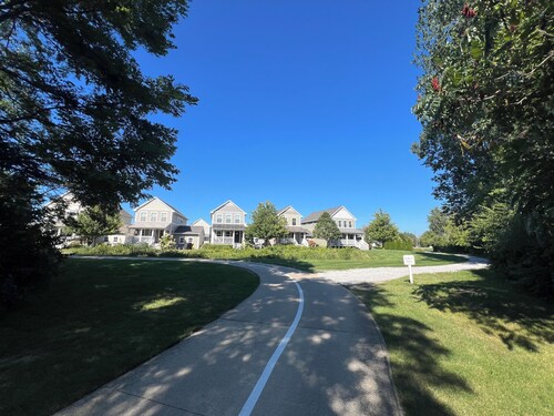 Meet Me at the Beach-4BD/3.5 Bath-Across street from Golf/Lake/Jean Klock Beach