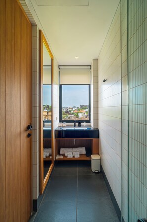 Junior Suite, Balcony, Garden View | Bathroom