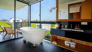 エグゼクティブ スイート 浴槽 | バスルーム | バスアメニティ (無料)、ヘアドライヤー、バスローブ、スリッパ