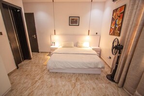 2 bedrooms, iron/ironing board, WiFi, bed sheets - Cozy 2-bedroom apartment in welcoming Lagos with WiFi, AC (Lagos)