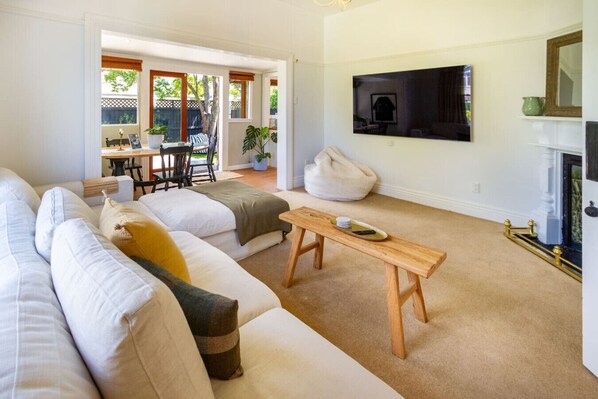Smart TV, fireplace