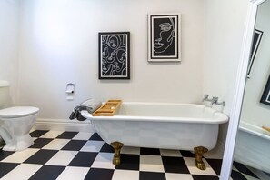 Secador de cabelo, toalhas de banho, sabonete, shampoo