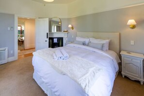 2 habitaciones, escritorio, tabla de planchar con plancha y wifi gratis 