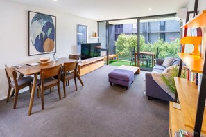 Smart TV - Heart of the CBD 1 bed with car park (Christchurch)