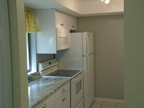 Microwave, oven, stovetop, dishwasher - Siesta Key Comfort - Cozy 1-bedroom condo with AC, WiFi on Siesta Key. (Sarasota)