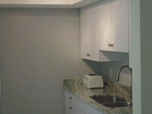 Interior - Siesta Key Comfort - Cozy 1-bedroom condo with AC, WiFi on Siesta Key. (Sarasota)