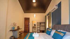 A hotel room with a bed, a desk, a trash bin, and a mirror. - Penang Story Linn House (George Town)