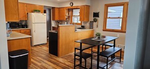 Microondas, horno y placa de cocina