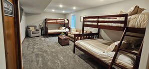 4 bedrooms, iron/ironing board, WiFi, bed sheets