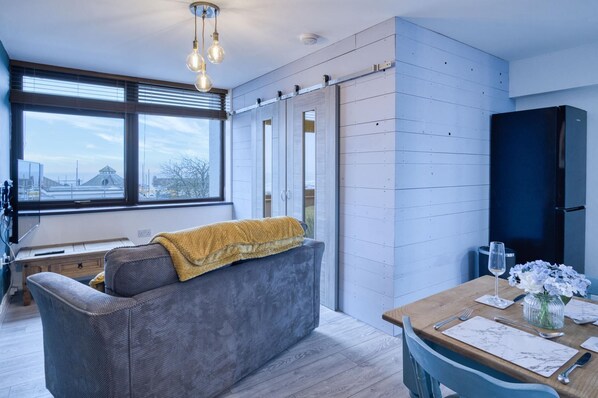 TV - Driftwood Den - 1 Bedroom Apartment - Saundersfoot (Saundersfoot)