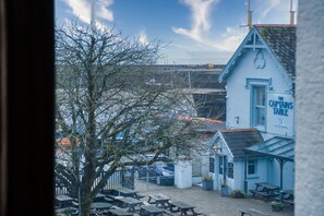 Outdoor dining - Driftwood Den - 1 Bedroom Apartment - Saundersfoot (Saundersfoot)