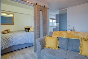 1 bedroom, WiFi, bed sheets - Driftwood Den - 1 Bedroom Apartment - Saundersfoot (Saundersfoot)