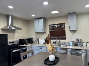 Fridge, microwave, oven, stovetop - Modern Unit with King Bed in Hanford (Hanford)