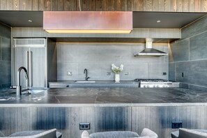 Fridge, microwave, oven, stovetop - Blueground | West Loop, pool & AC, near park (Chicago)