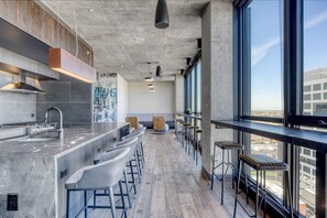 Dining - Blueground | West Loop, pool & AC, near park (Chicago)