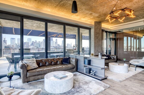 TV, stereo - Blueground | West Loop, pool & AC, near park (Chicago)