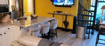 Houston Sweet spot Town house in shadows of downtown skyscrapers' w/rooftop view