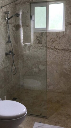 Asciugamani, sapone, carta igienica