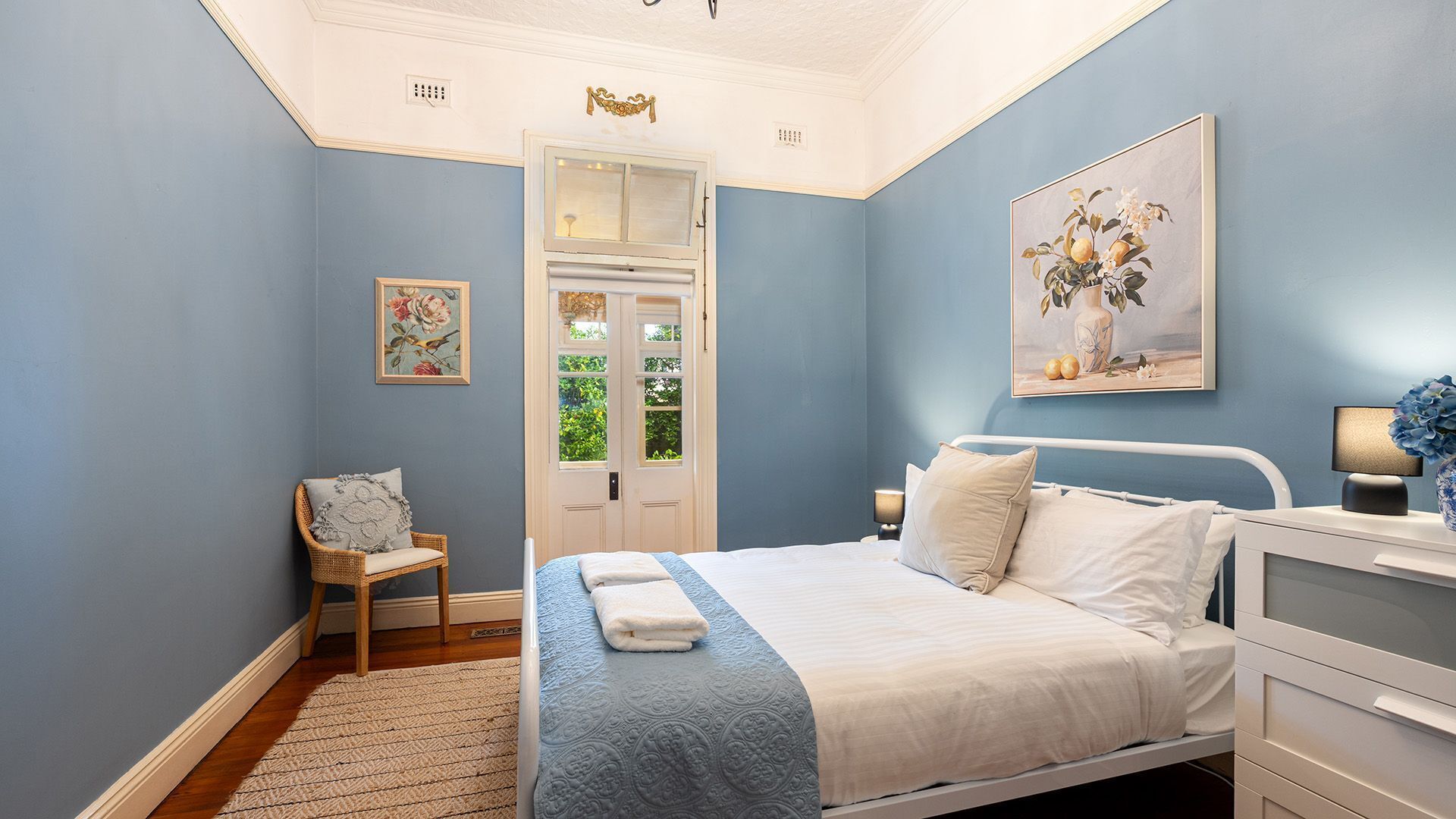 8 habitaciones, tabla de planchar con plancha, cuna de viaje y wifi 