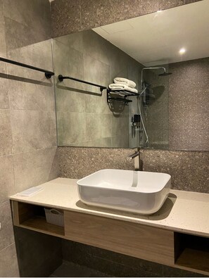 Dusche, Haartrockner, Bidet, Handtücher